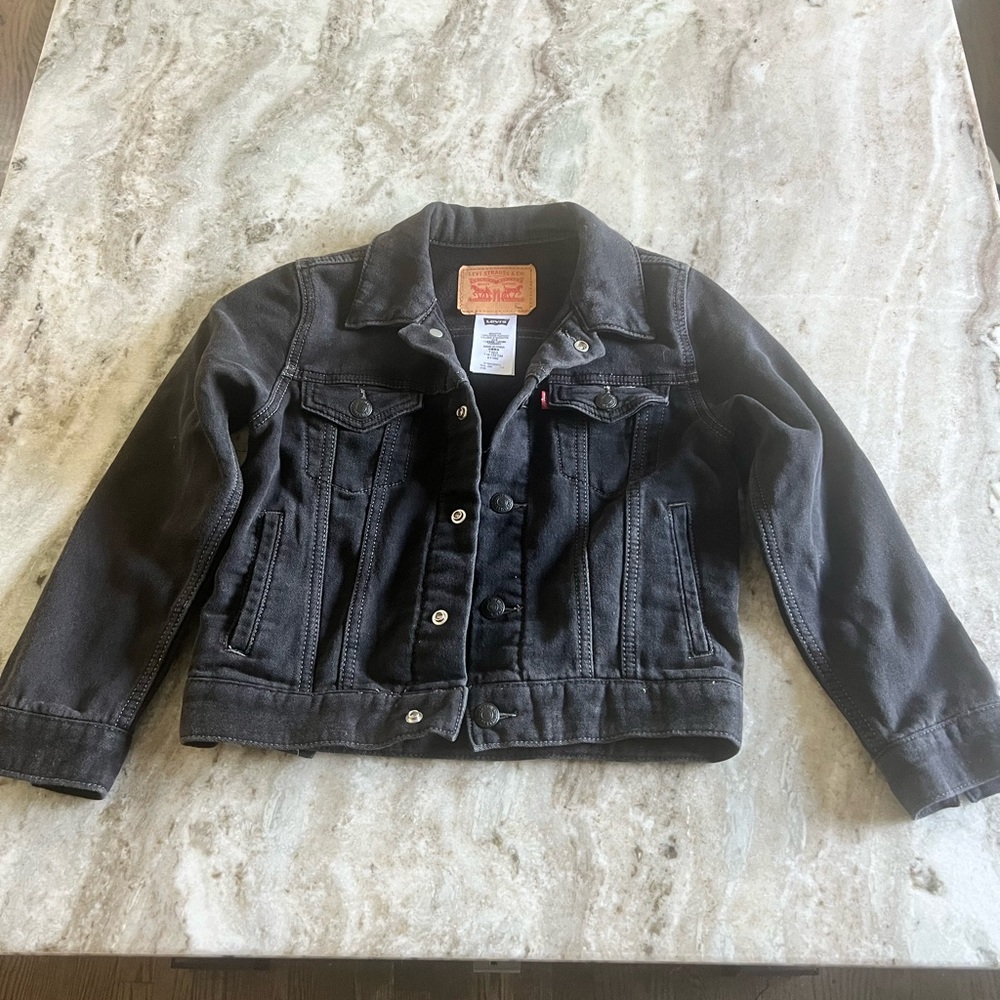 Kids Black size 7 (6-7 yrs) Levi’s jeans jacket (like new!)